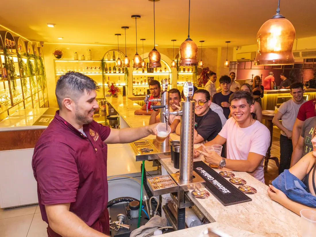 Grupo de viajeros brindando en la barra del Hoplon Club, en Ciudad del Este