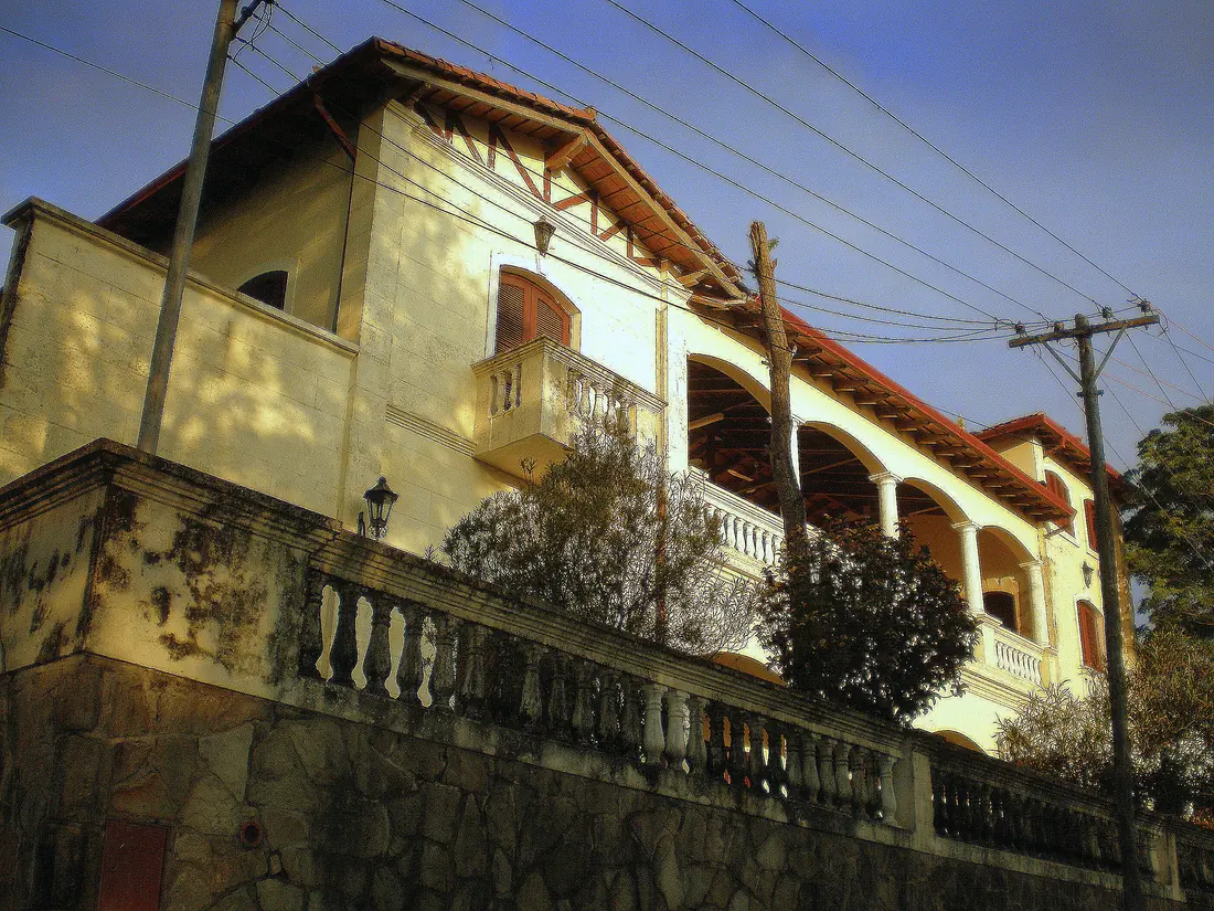 Two-storey manor house with an arched gallery and balustrade in San Bernardino