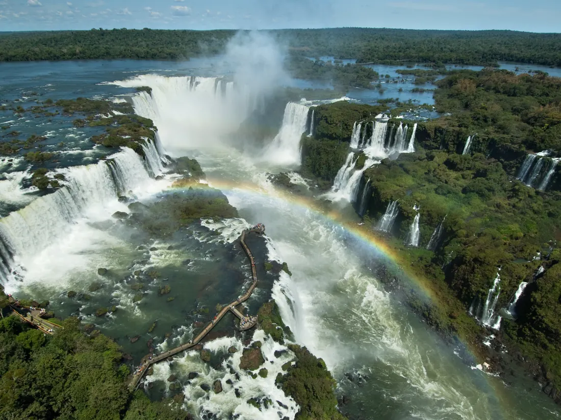 Vista aérea de las Cataratas del Iguazú, con la Garganta del Diablo y un arcoíris