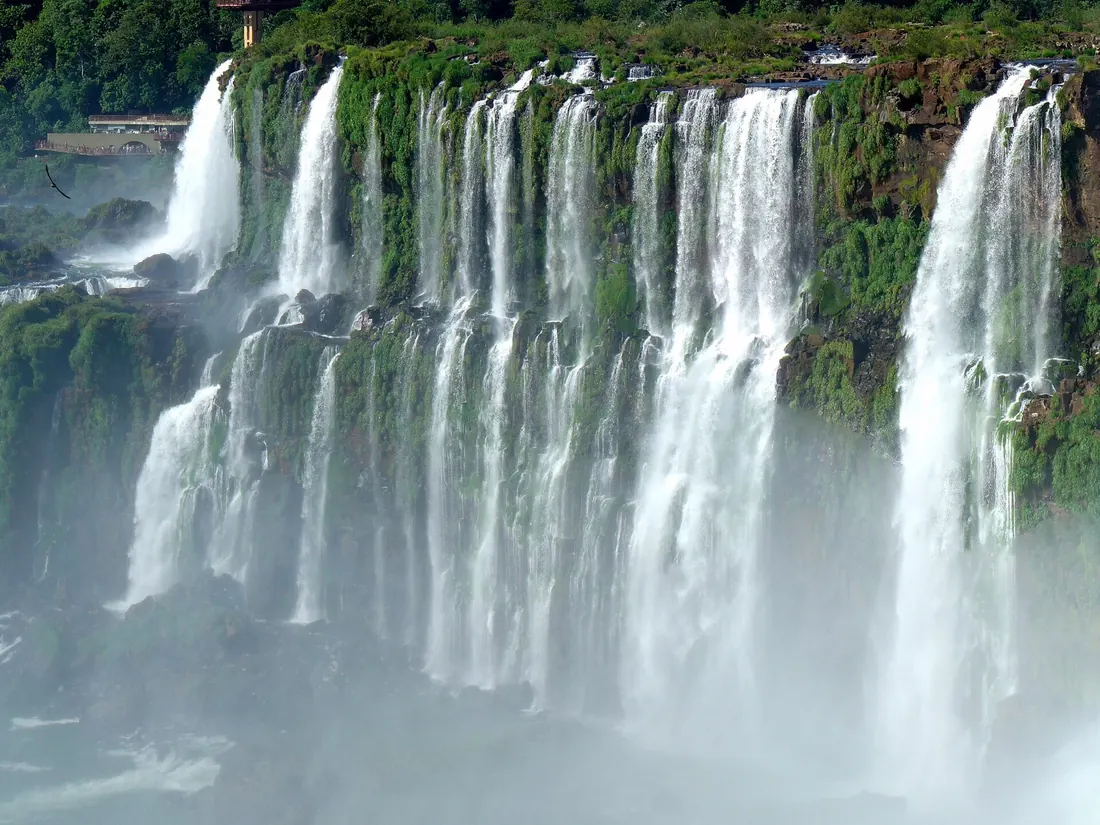 Saltos de las Cataratas del Iguazú cayendo sobre el cañón del río Iguazú