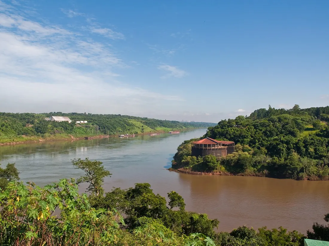 Confluencia de los ríos Iguazú y Paraná en la Triple Frontera, vista desde Puerto Iguazú