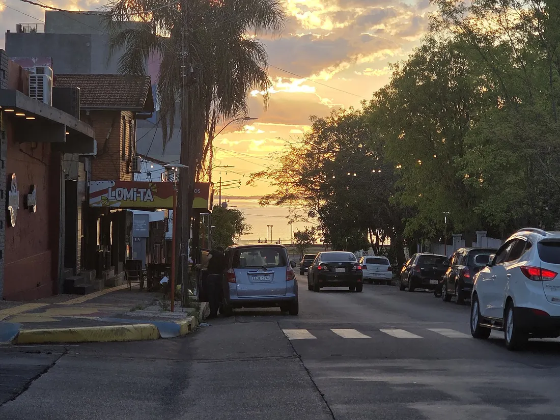 Atardecer sobre la Avenida Costanera de Encarnación, en el sur de Paraguay