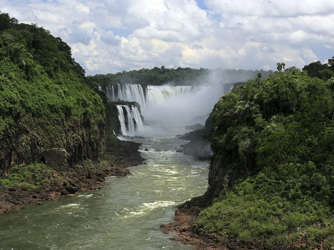 Garganta del Diablo y el cañón del río Iguazú vistos desde el circuito inferior del lado argentino