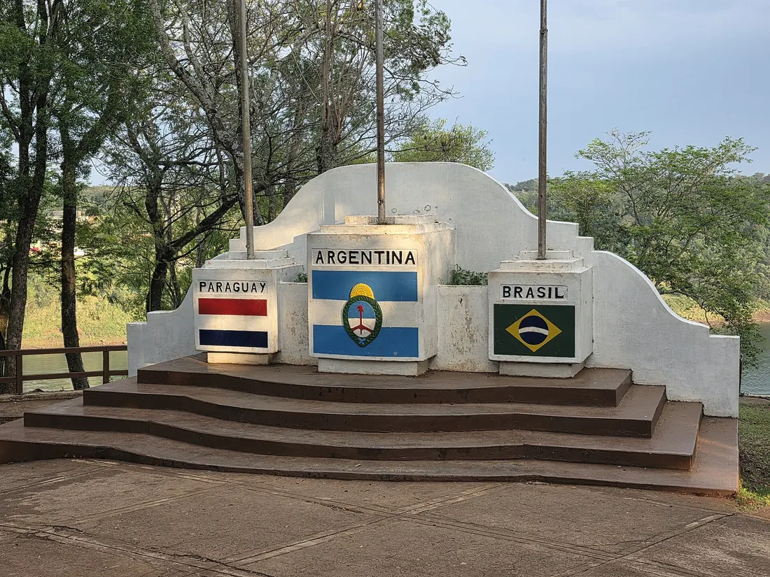 Hito Tres Fronteras de Puerto Iguazú, con las banderas de Paraguay, Argentina y Brasil