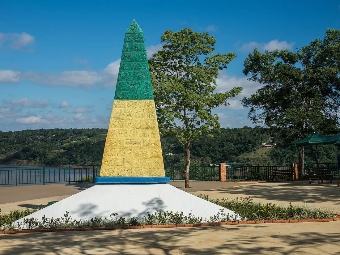 Obelisco del Marco das Três Fronteiras, en Foz do Iguaçu, sobre la confluencia de los ríos