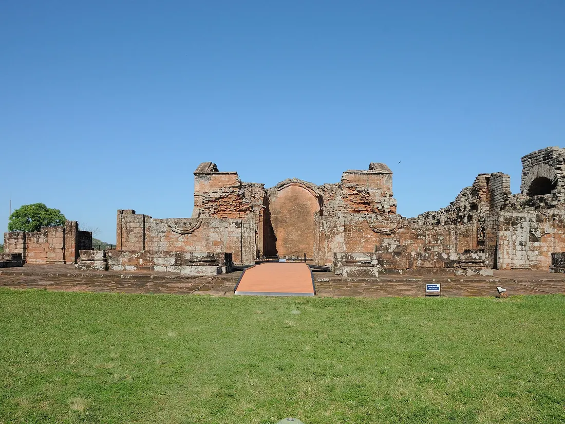 Ruinas de la fachada de la iglesia nueva en la misión jesuítica de la Santísima Trinidad del Paraná