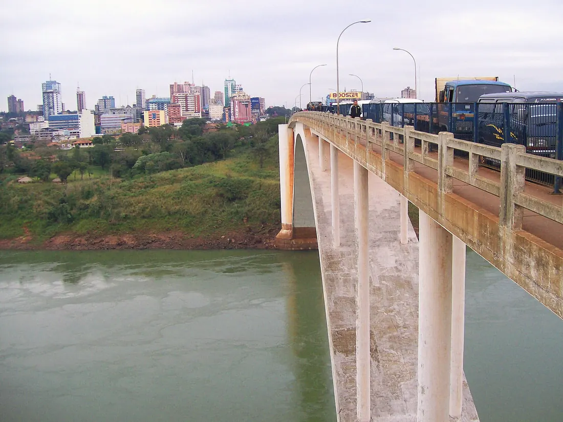 Puente de la Amistad sobre el río Paraná, entre Ciudad del Este y Foz do Iguaçu