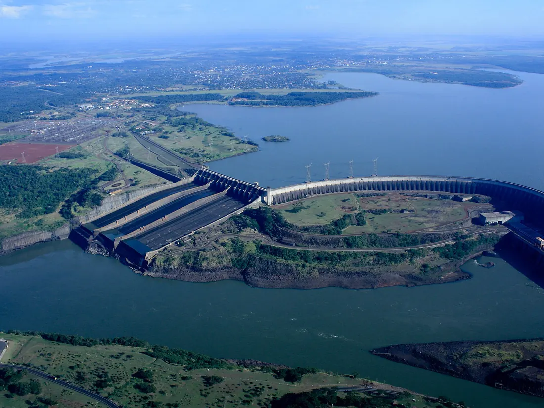 Vista aérea de la Represa de Itaipú sobre el río Paraná, entre Paraguay y Brasil