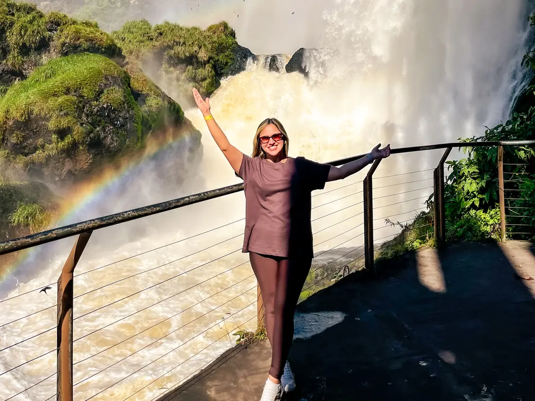 Viajante da LTO no mirante dos Saltos del Monday, com a cachoeira e um arco-íris ao fundo