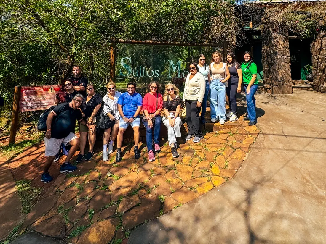 Grupo de viajeros de LTO en el ingreso a los Saltos del Monday, Presidente Franco